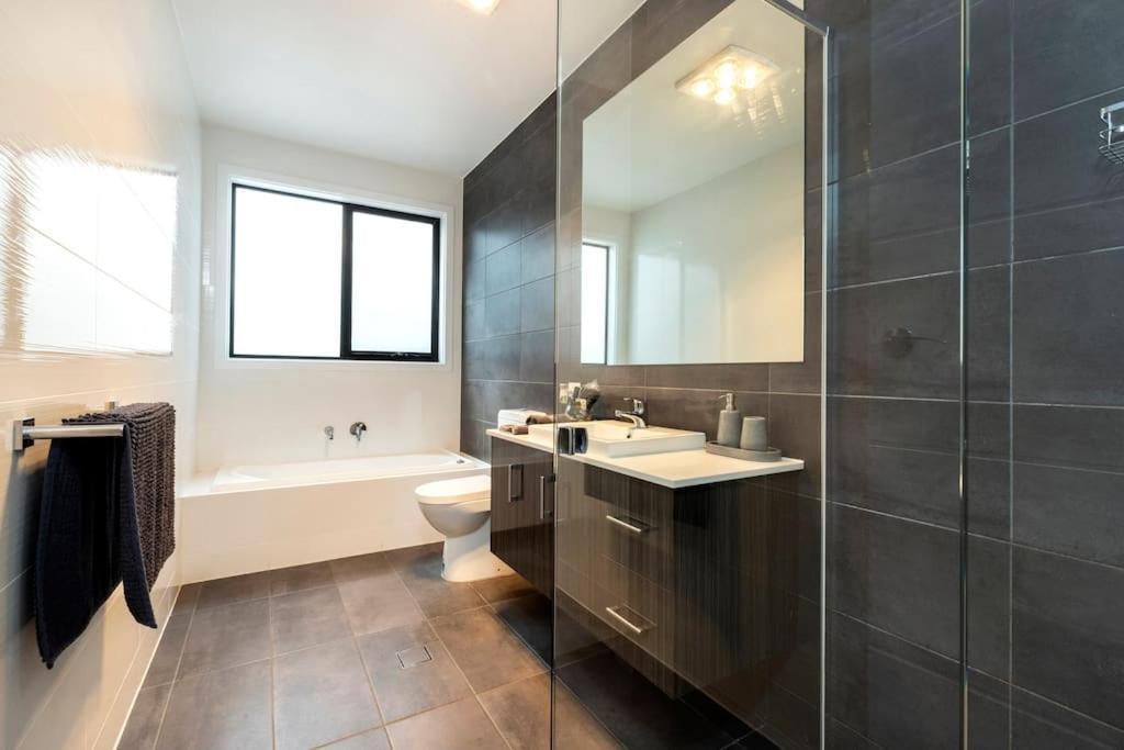 Luxury Home In Christies Beach With King Bed, Nbn, Netflix, 3Bed 2Bath Ngoại thất bức ảnh